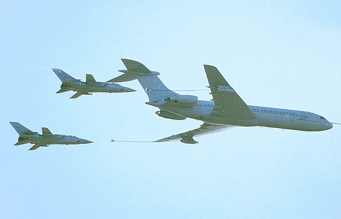 VC10+Tornx2Leuch.JPG (37029 bytes)