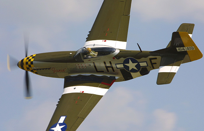 Maurice Hammond beats up the airfield