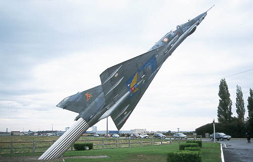 Chateaudun's impressive gate guard, Mirage IIIRD 367